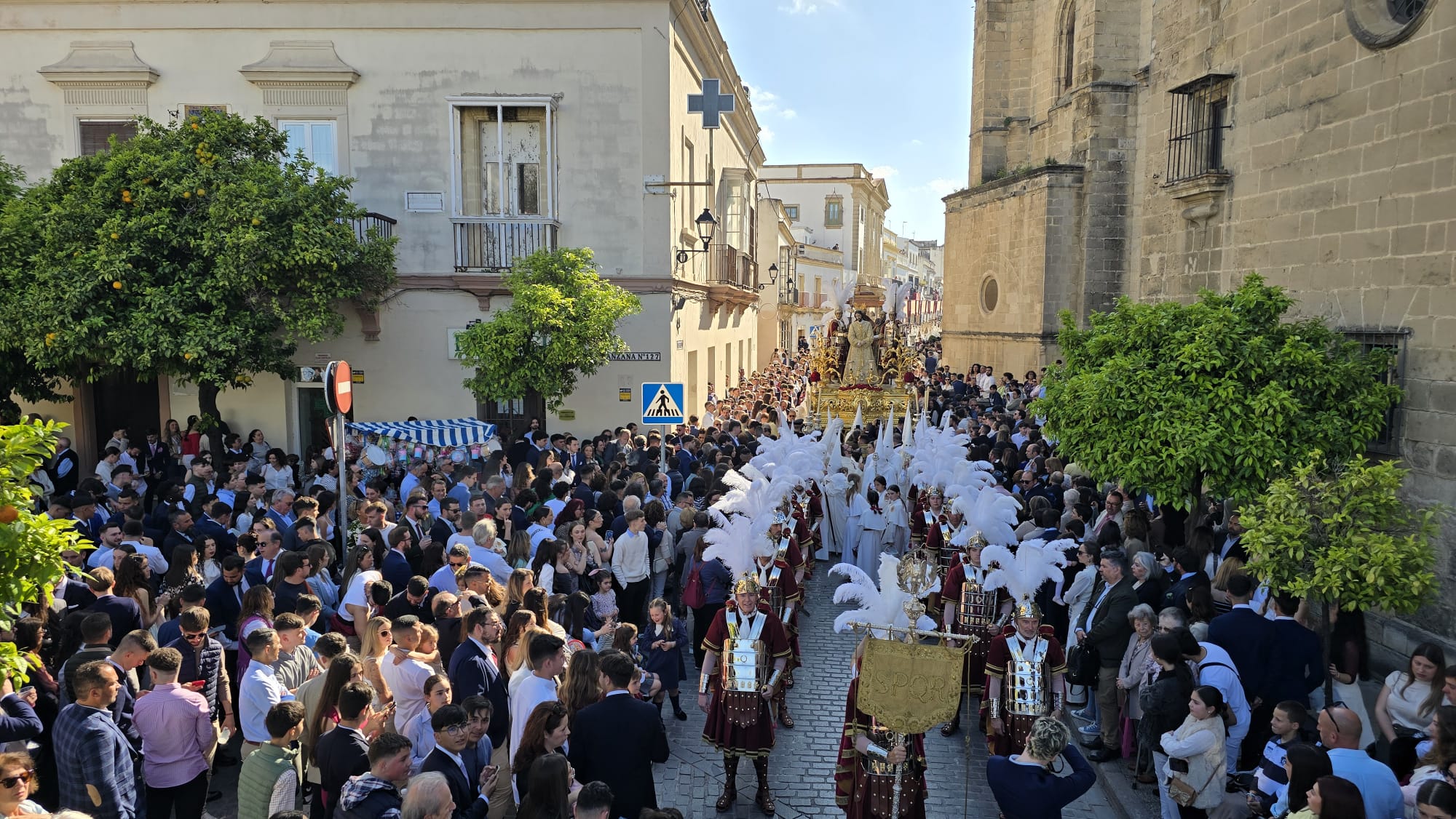 La Guardia Romana ante el misterio del Señor del Consuelo el pasado Domingo de Ramos.