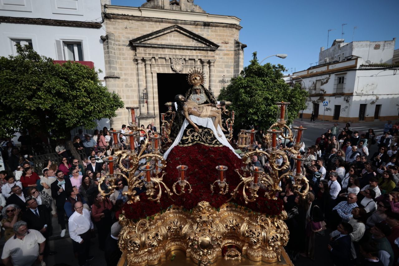 Las Angustias dejando atrás su capilla el Domingo de Ramos.