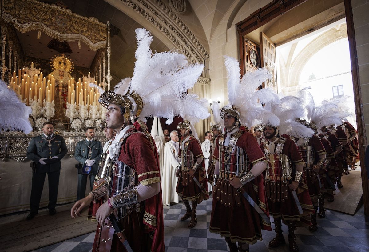 La Guardia Romana del Transporte pasando ante el palio de Madre De Diosde la Misericordia el Domingo de Ramos.