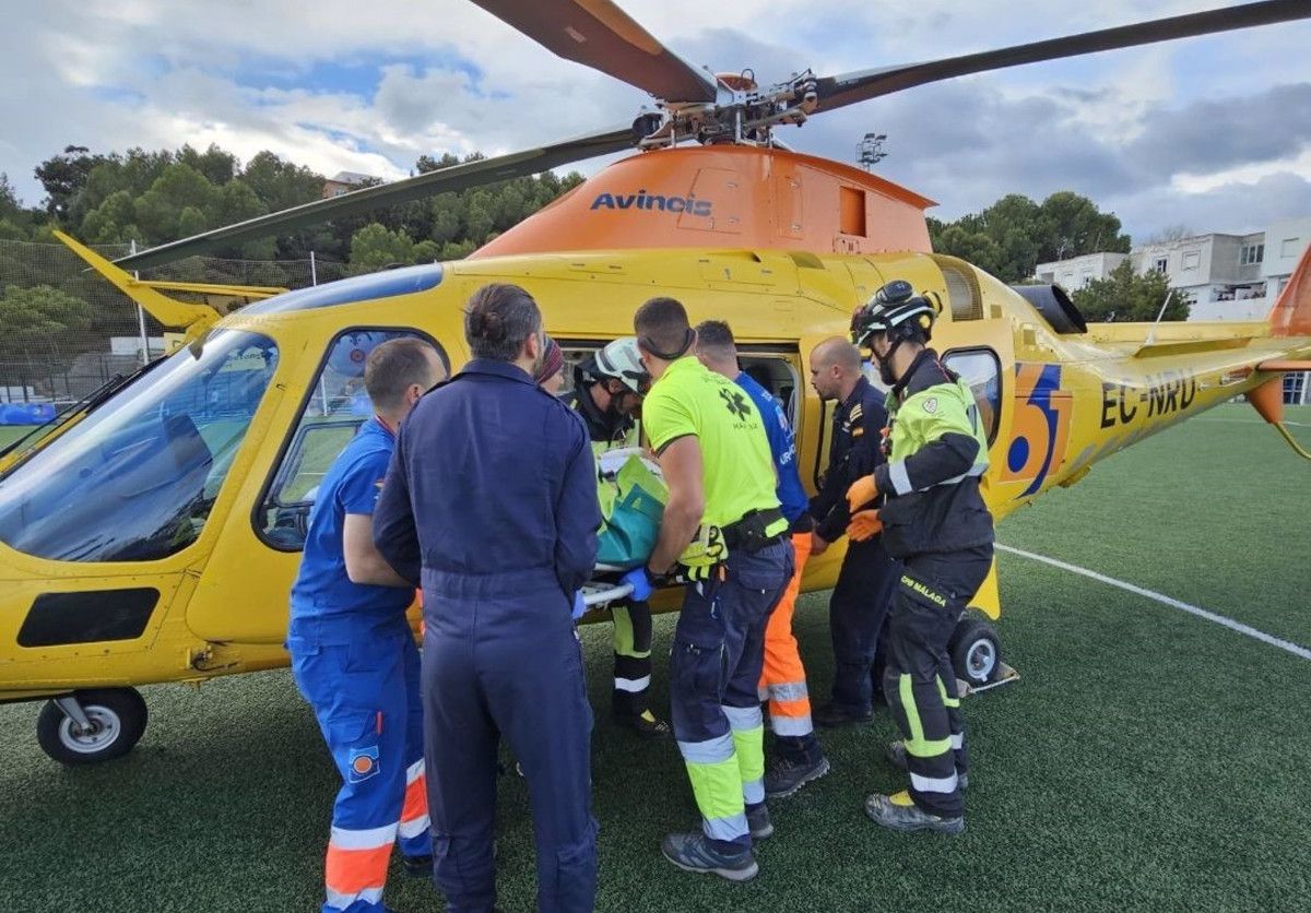 Traslado en helicóptero de un hombre tras sufrir una grave caída en Málaga.