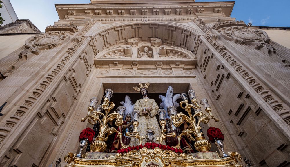 Jesús del Consuelo sale por las puertas de la Merced
