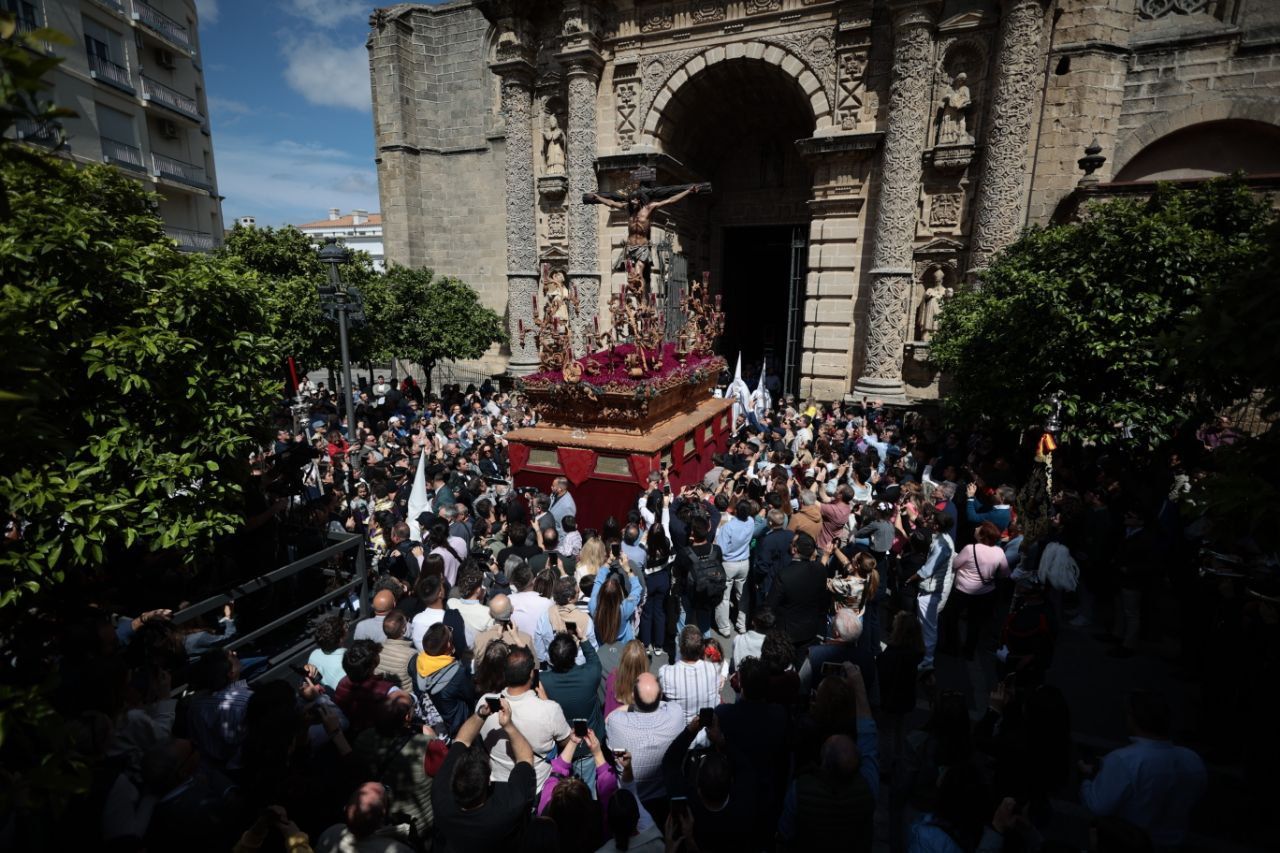 La Hermandad la Sed en una estampa casi inédita saliendo desde San Miguel en Semana Santa.