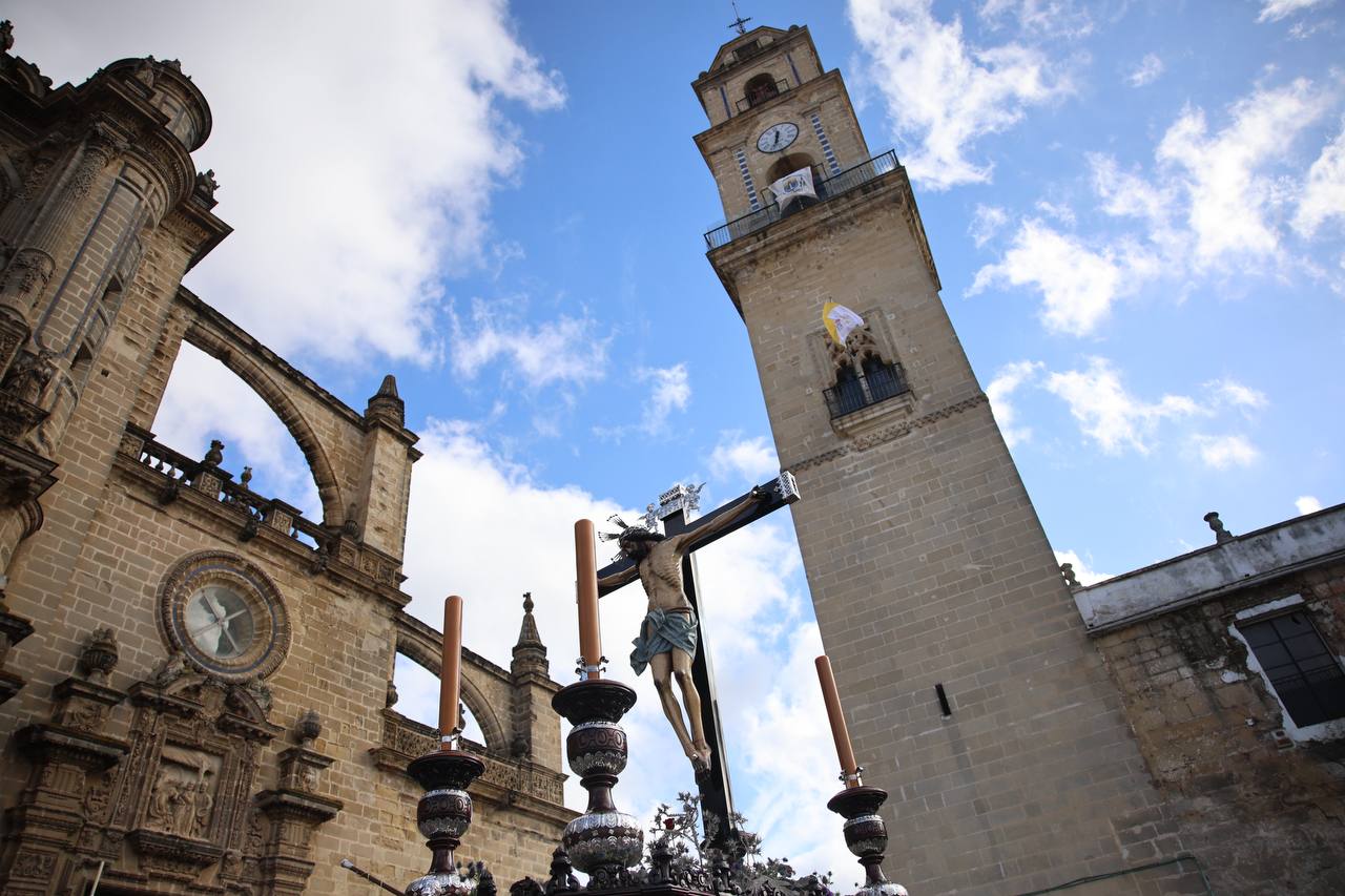 El Cristo de la Viga al pie de la torre campanario de la Catedral, este Lunes Santo en Jerez.