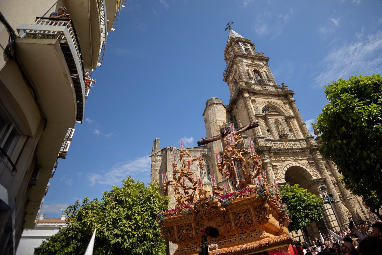 El Cristo de la Sed saliendo en 2025 de San Miguel. 