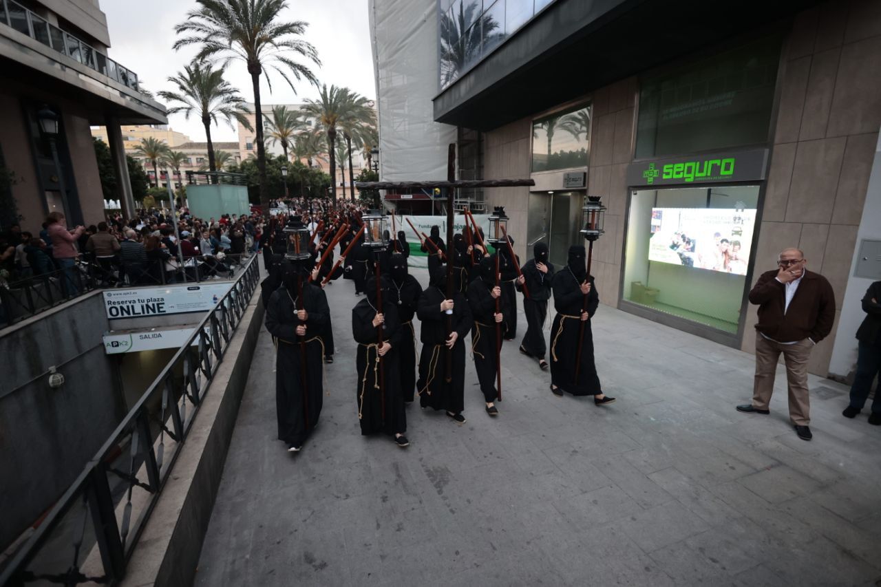 Cofrades de Amor y Sacrificio cambiando el recorrido entrando en calle Corredera.