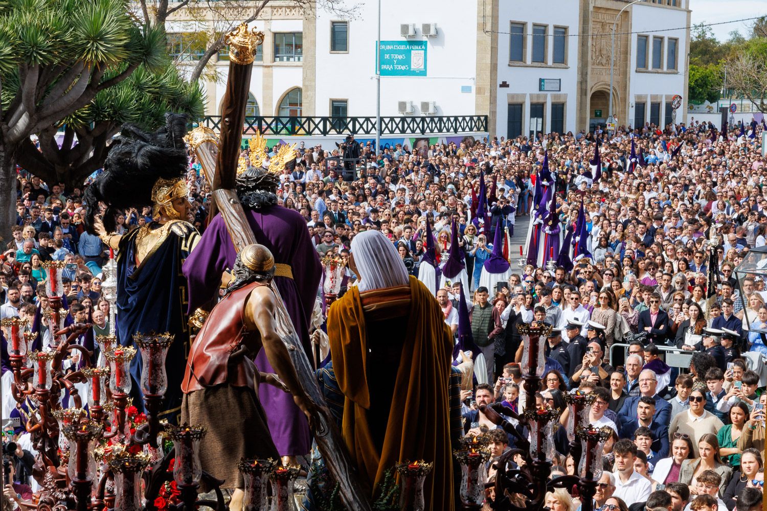El misterio de la hermandad de la Candelaria, saliendo de Santa Ana un pasado Lunes Santo.