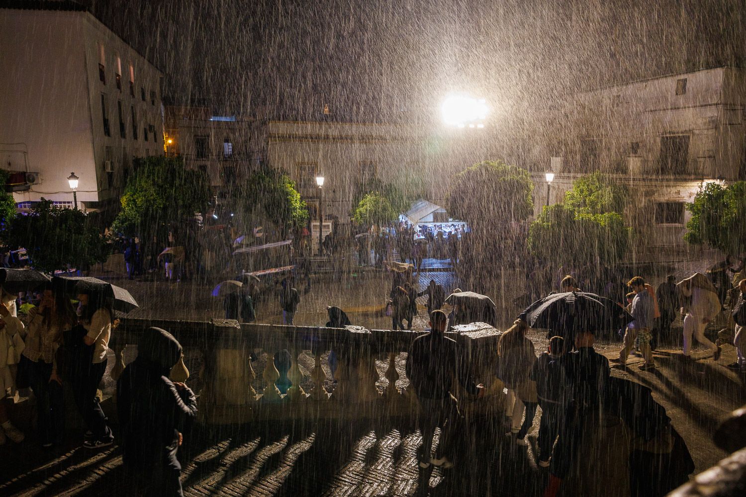 La lluvia descargando con fuerza en el reducto de la Catedral tras recogerse La Viga.