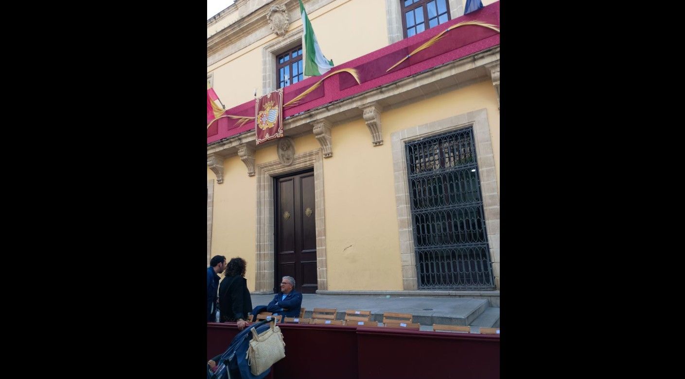 Los palcos en la calle Consistorio, con la escalinata de entrada al Ayuntamiento detrás, este Lunes Santo.