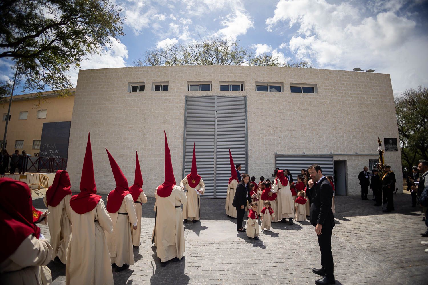 Nazarenos de la hermandad ante el nuevo local de salida el pasado Martes Santo. Nazarenos de la hermandad ante el nuevo local de salida el pasado Martes Santo.