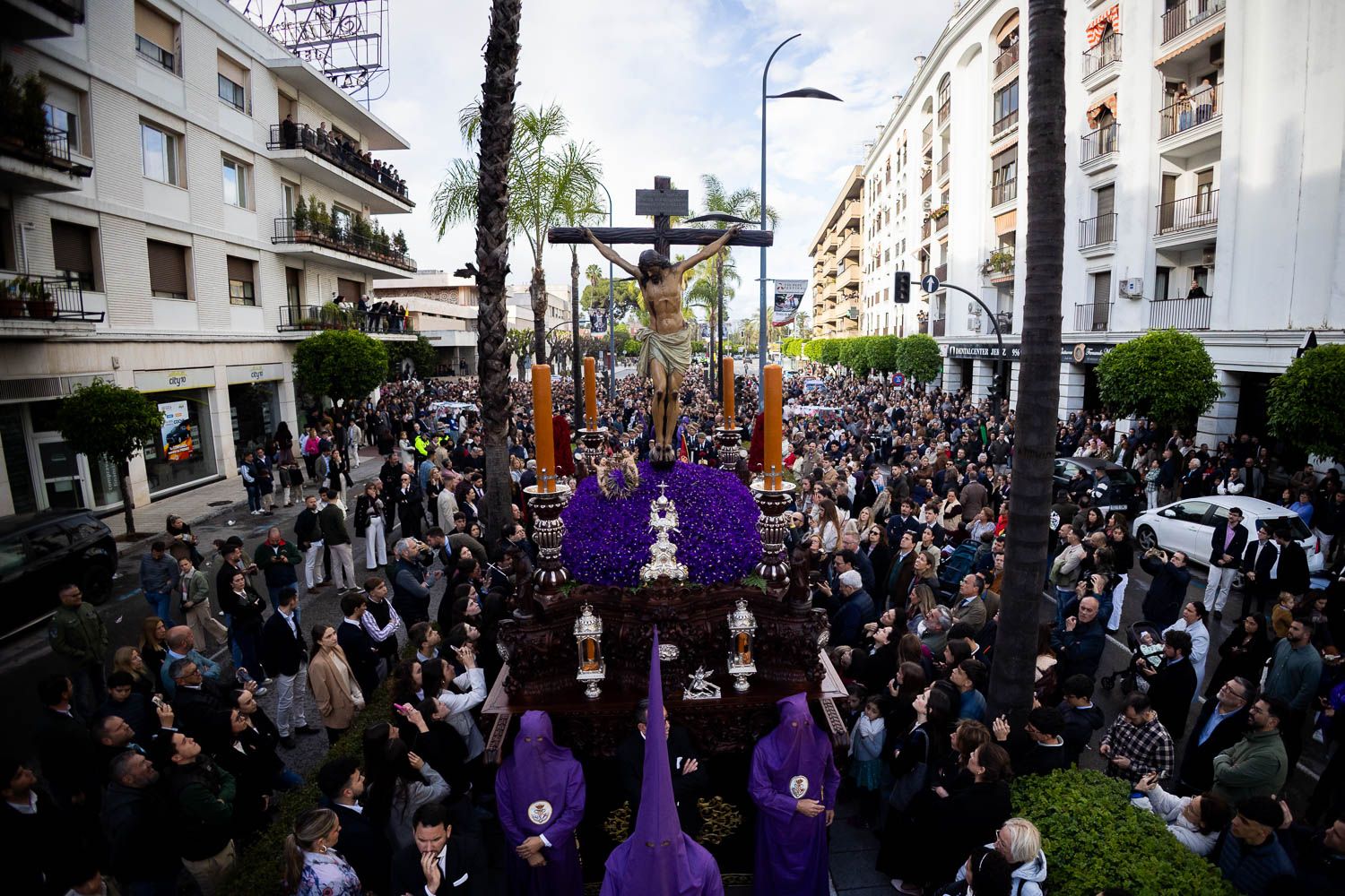El Santísimo Cristo de la Defensión, por el bulevar de la calle Sevilla en la tarde del Martes Santo en Jerez.