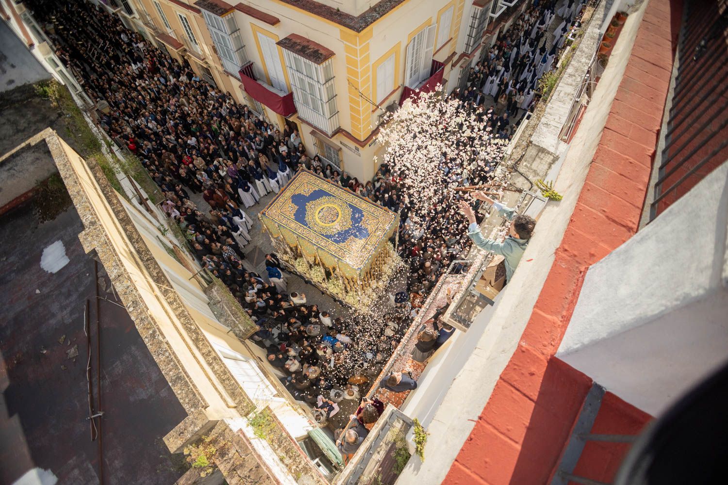La petalada a la Virgen de la Amargura, una de las estampas de la Semana Santa de Jerez.