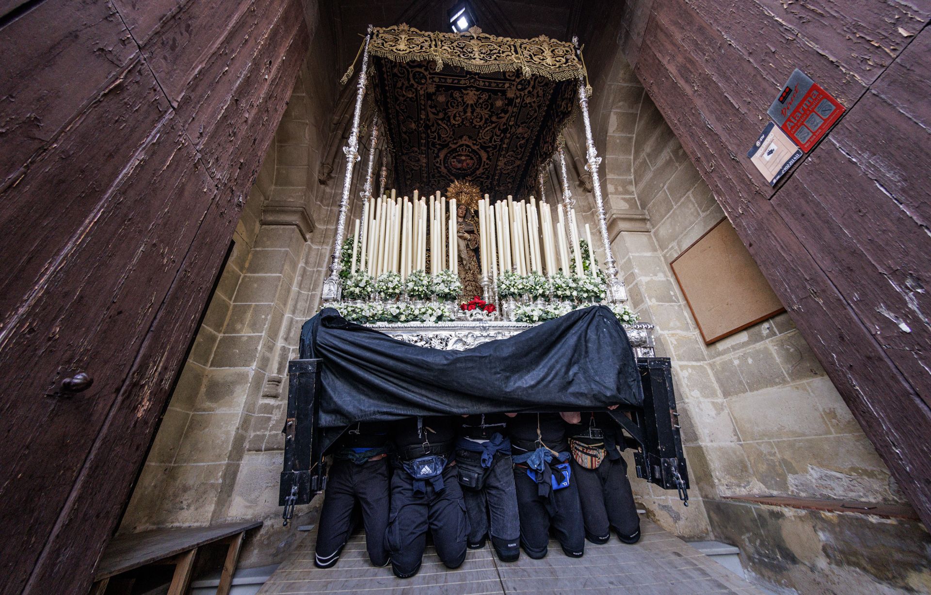 El paso de palio de los Dolores superando la estrechez de la puerta de San Lucas. El paso de palio de los Dolores superando la estrechez de la puerta de San Lucas.