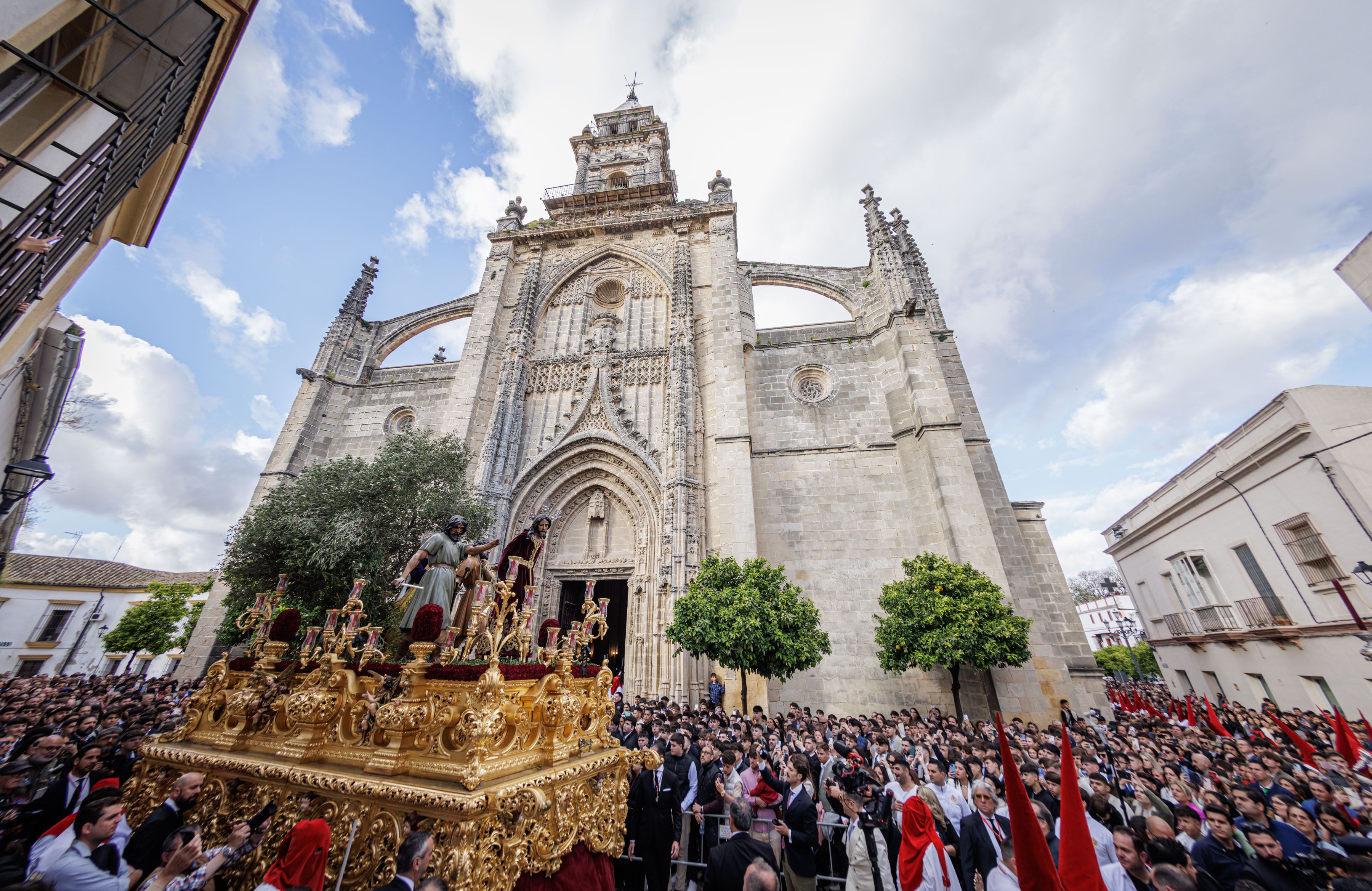 El paso del Prendimiento ante la iglesia de Santiago. 
