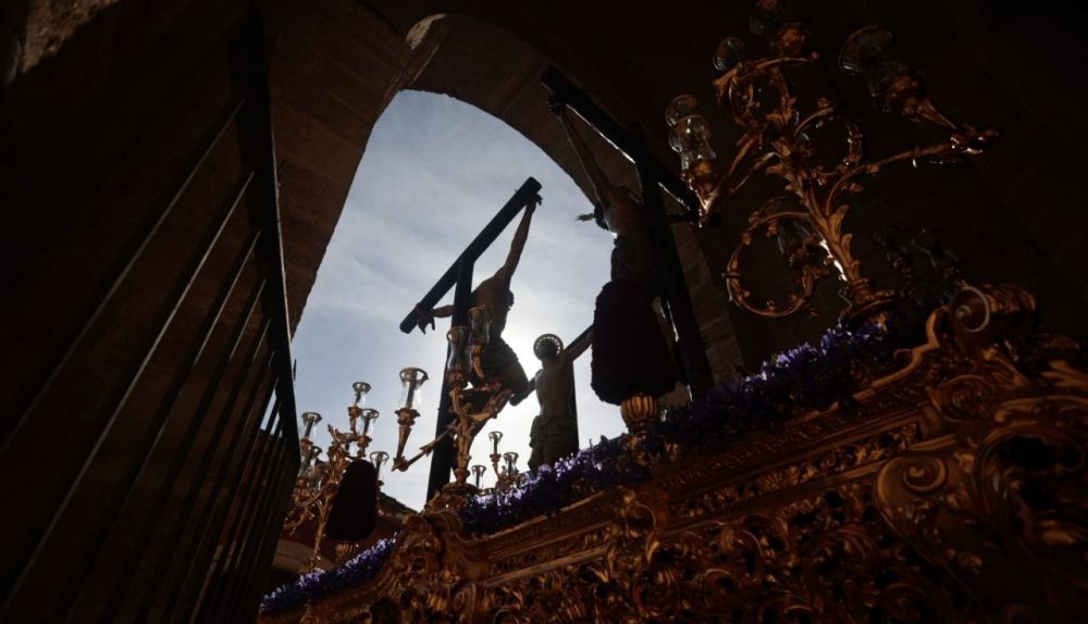 El Cristo de la Esperanza saliendo de San Juan de los Caballeros. 