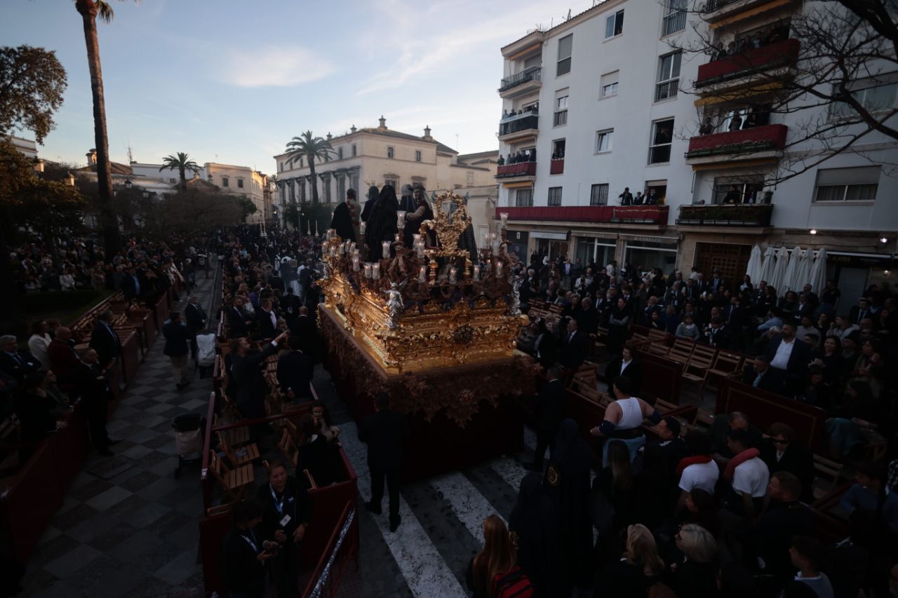 El paso de La Redención, por las calles de Jerez en Semana Santa.