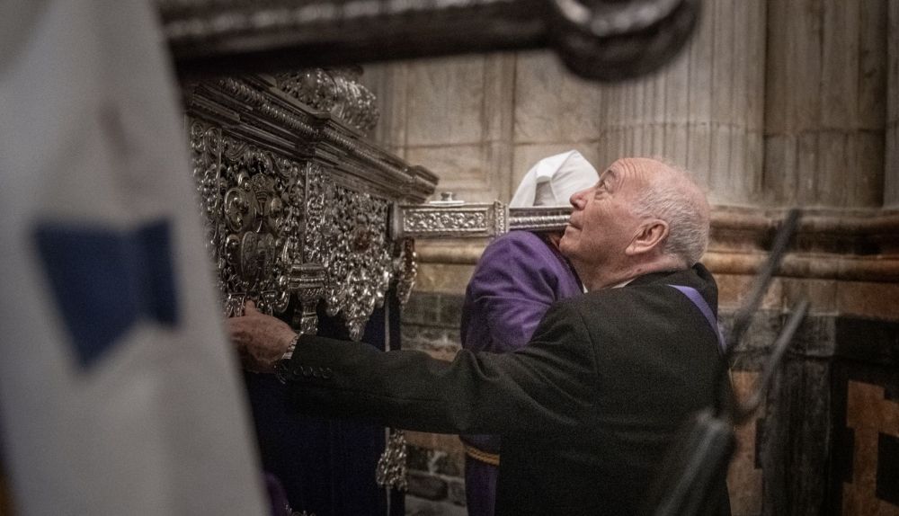 El capataz José Luis Pájaro dirigiendo el paso del Medinaceli