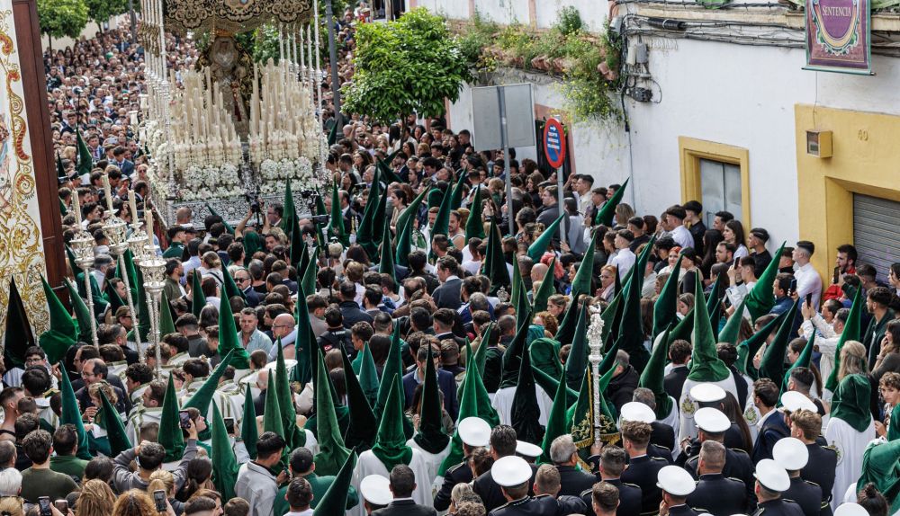 La Esperanza de La Yedra llegando a la capilla en la mañana del Viernes Santo.