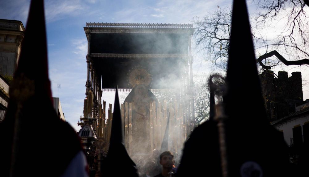 El palio del Dulce Nombre camino de su recogida en Santiago. 
