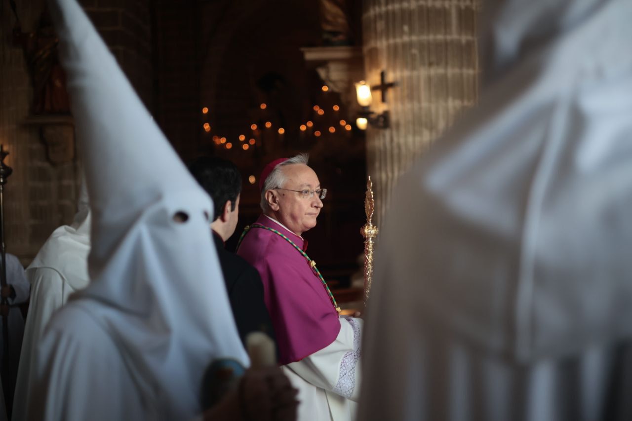 Nazarenos de la Hermandad de la Sagrada Resurrección, junto al obispo de la Dióscesis de Asidonia-Jerez, Mons. Rico Pavés, momentos antes de la salida procesional. MANU GARCÍA 00002 Nazarenos de la Hermandad de la Sagrada Resurrección, junto al obispo de la Dióscesis de Asidonia-Jerez, Mons. Rico Pavés, momentos antes de la salida procesional. MANU GARCÍA 00002
