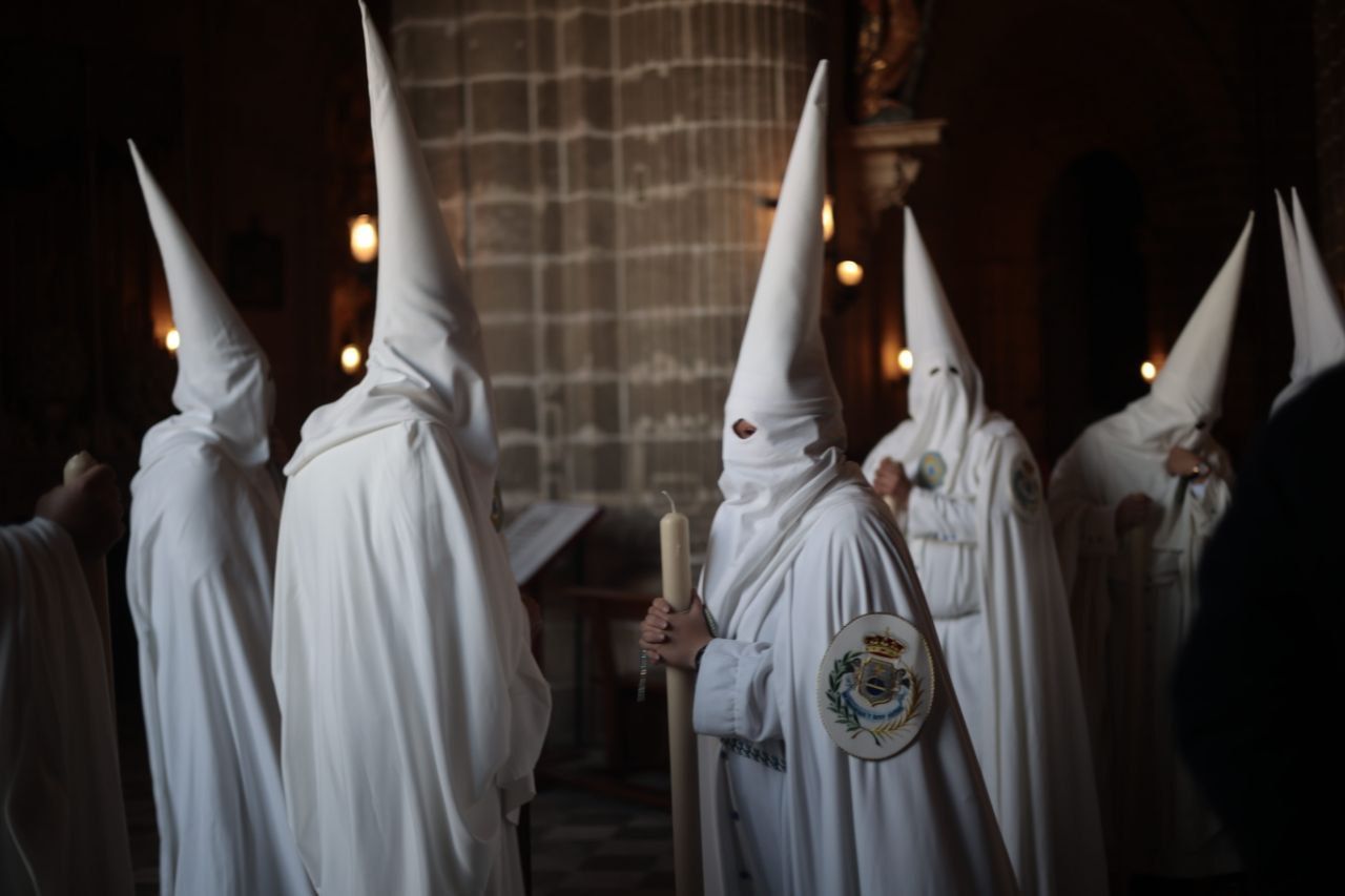 Hermanos de la Resurrección con la Hermanos de la Resurrección con la túnica con la que procesionaban hasta ahora, y de la que dejará de usarse el antifaz. de la que dejará de usarse el antifaz.