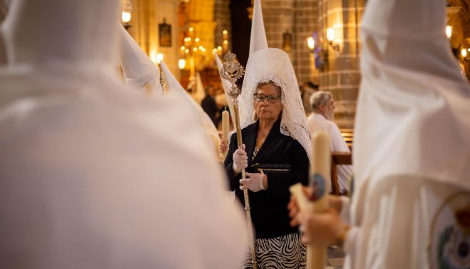 Una mujer de mantilla, para acompañar al Resucitado