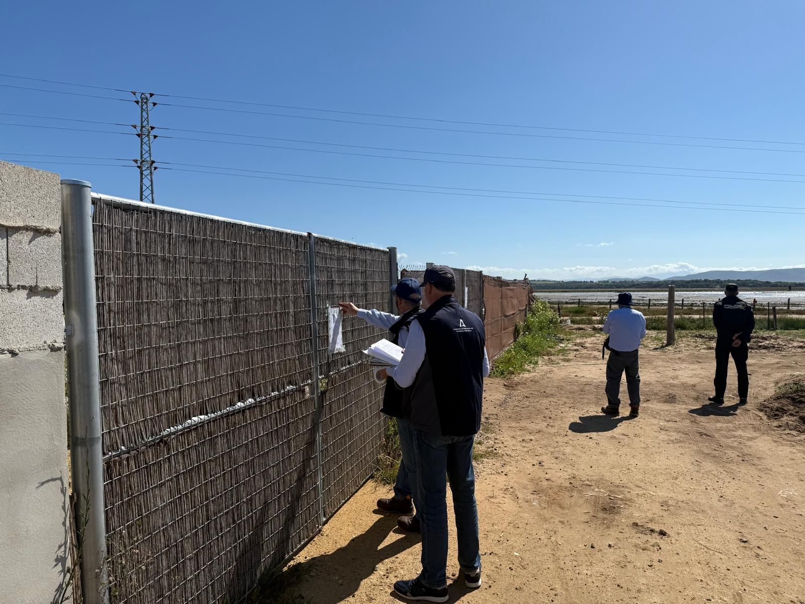 Técnicos de la Junta precintan una urbanización ilegal en Andalucía.