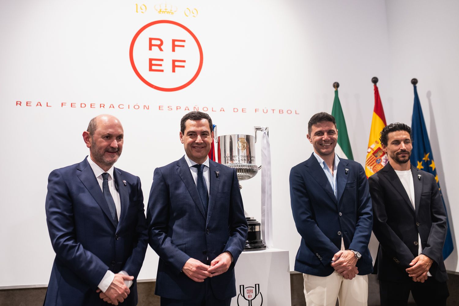 Juanma Moreno, meses atrás en un acto con Joaquín y Jesús Navas, exfutbolistas del Real Betis y el Sevilla FC.