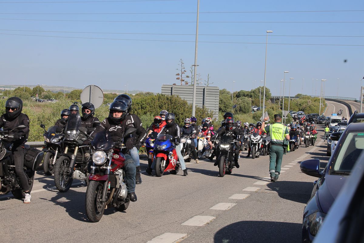 Agentes de Guardia Civil dirigen el tráfico durante un pasado Gran Premio.