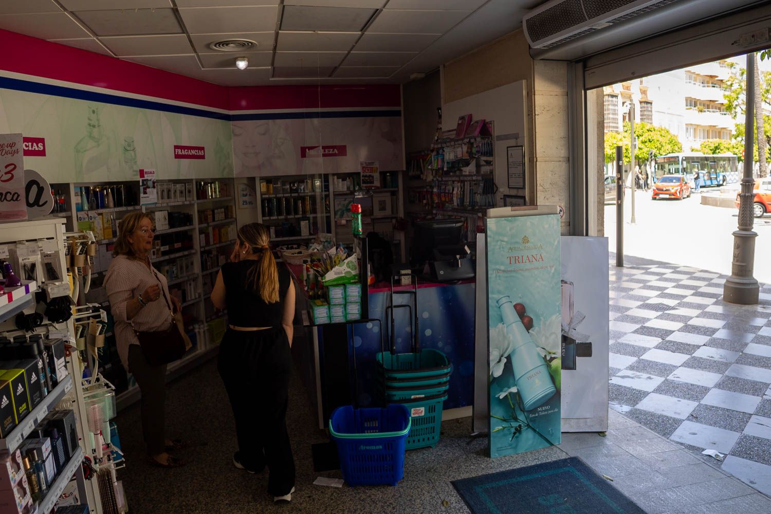 Una tienda, en el día del gran apagón que sufrió España.