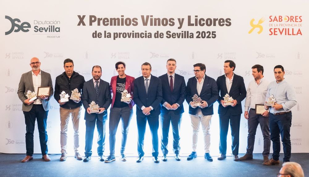 Varios ganadores de los X Premios de Vinos y Licores de la provincia de Sevilla.