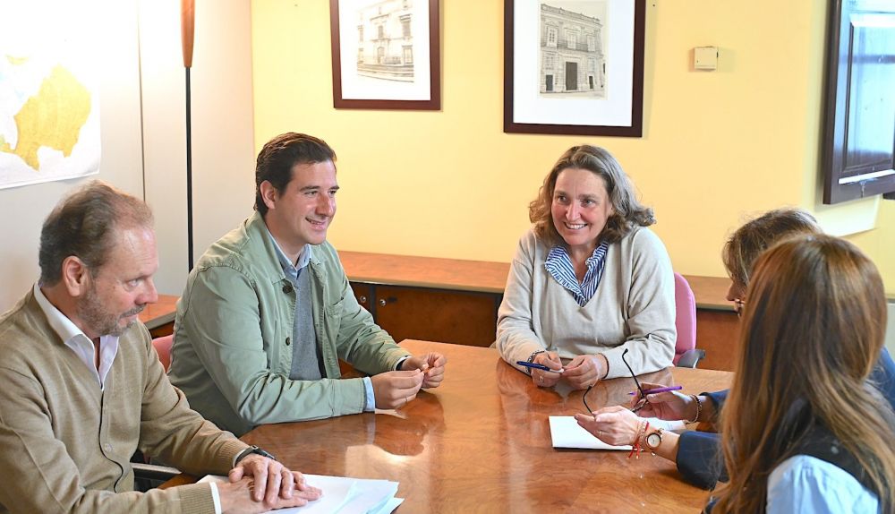 La delegada Belén de la Cuadra, con representantes de la empresa que compra la bodega granero de la calle Cazón.