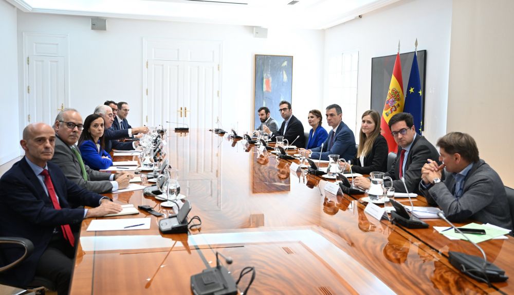 Sánchez, en una reunión de urgencia con los operadores privados del sector eléctrico.