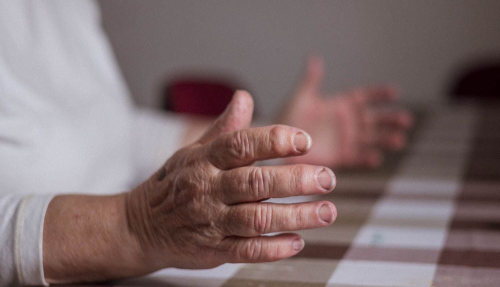 Detalle de las manos de Isabel.
