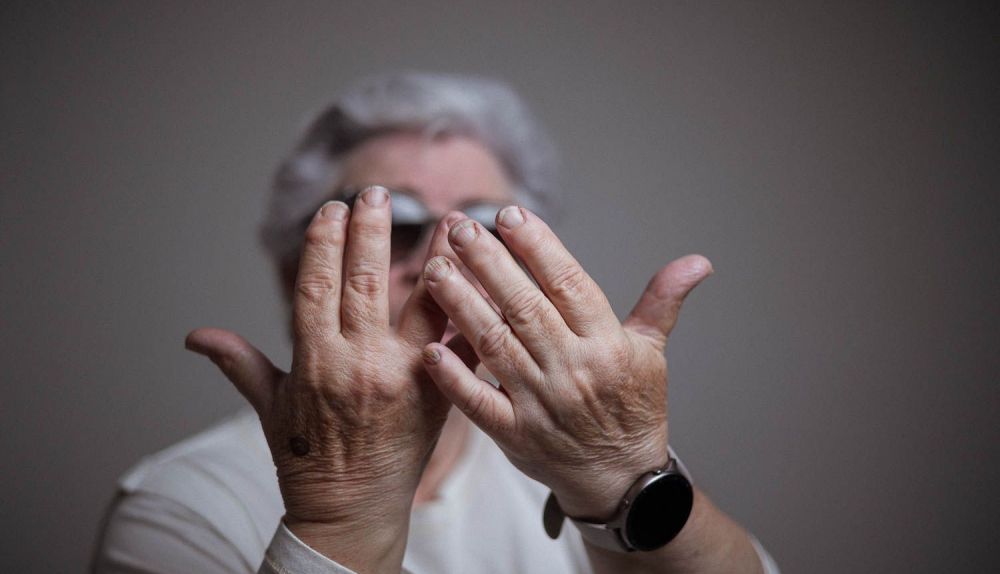 Isabel muestra sus manos