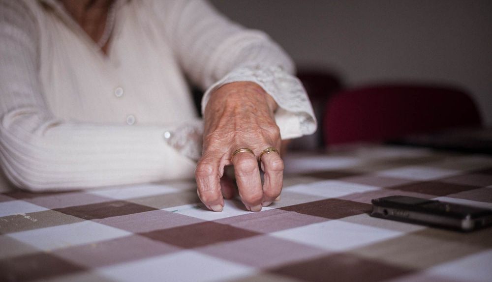 Detalle de las manos de María Jesús. 