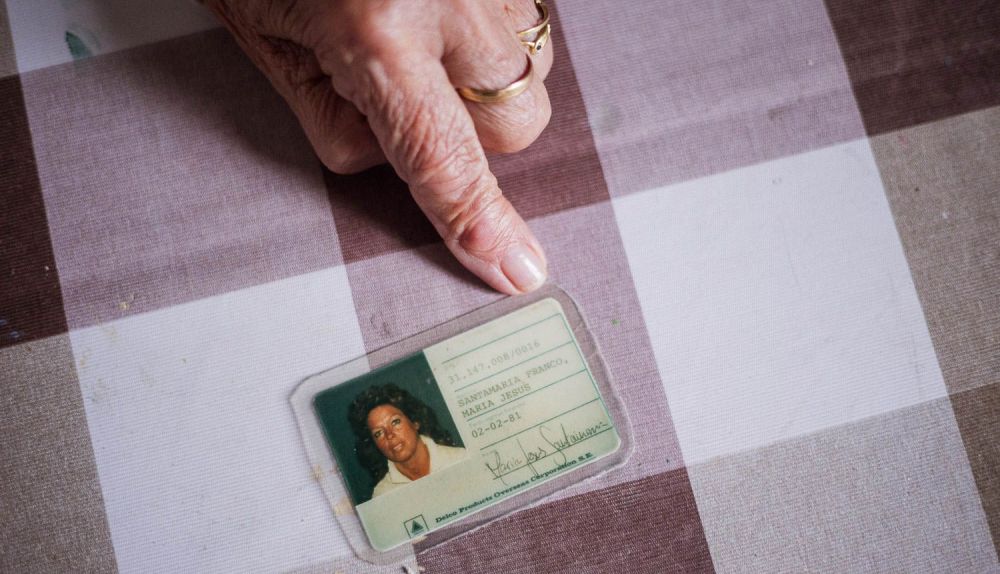 Detalle del carné de empleada de la General Motors.