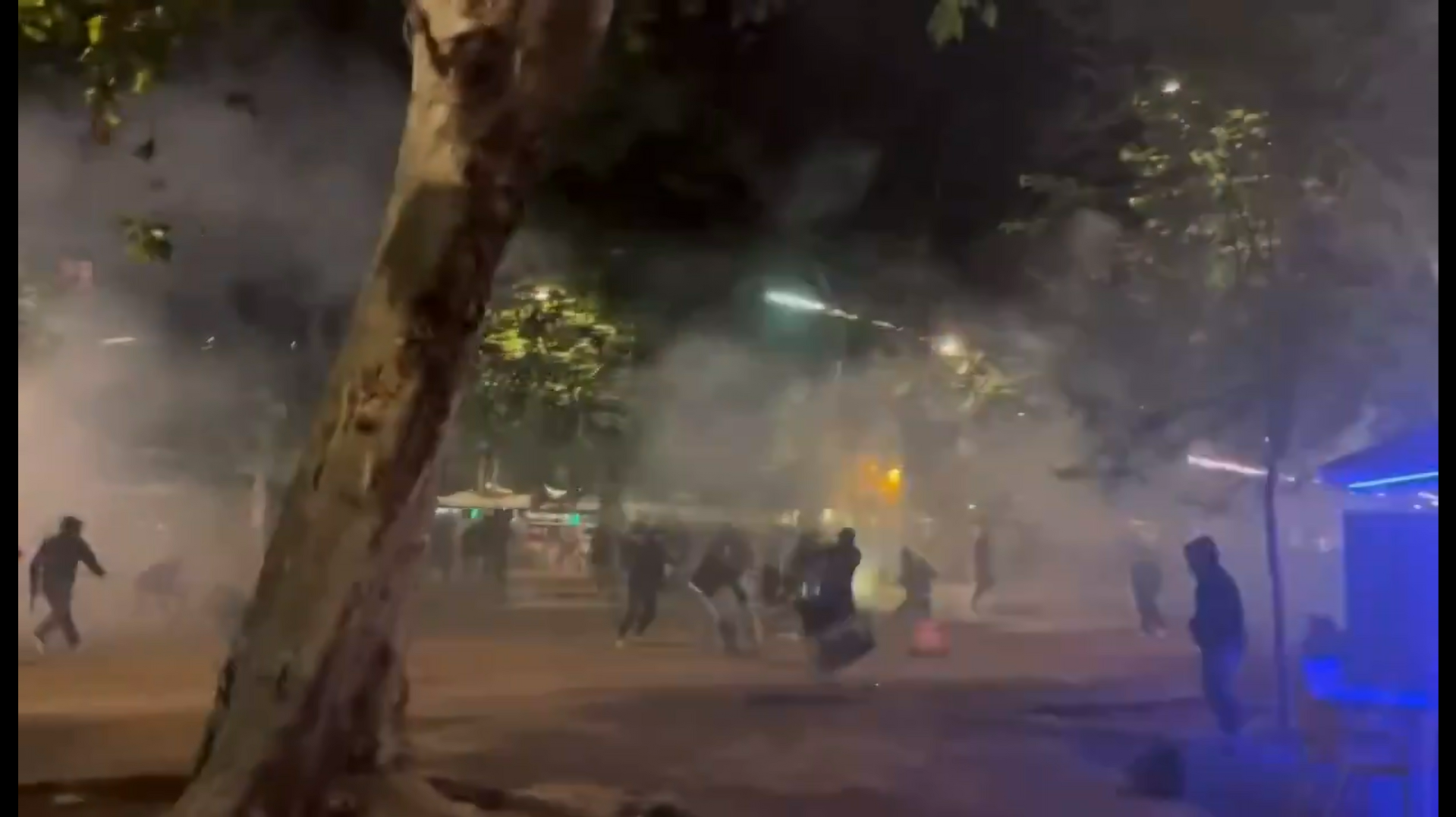 Batalla campal en Sevilla. @UltrasAccountOF 