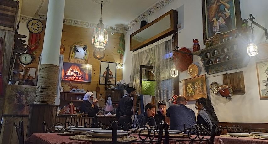 Interior de restaurante en Tánger.