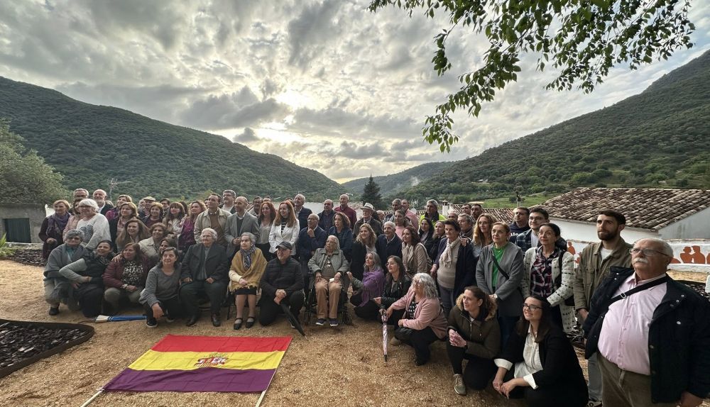 Parque de la Memoria de Benamahoma foto de grupo