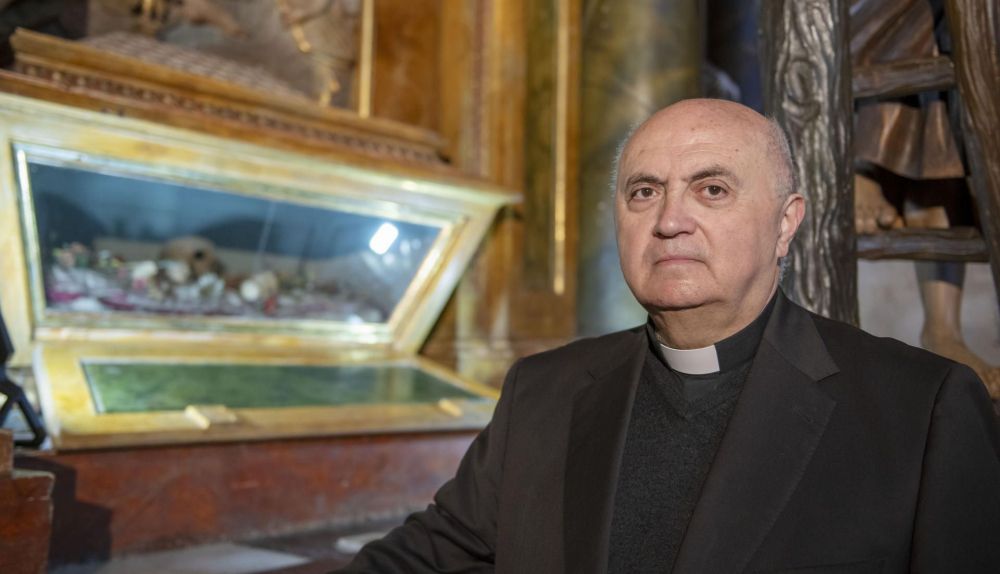 El deán de la Catedral de Jaén, Francisco Juan Martínez Rojas, delante de la tumba del Papa Pío I.