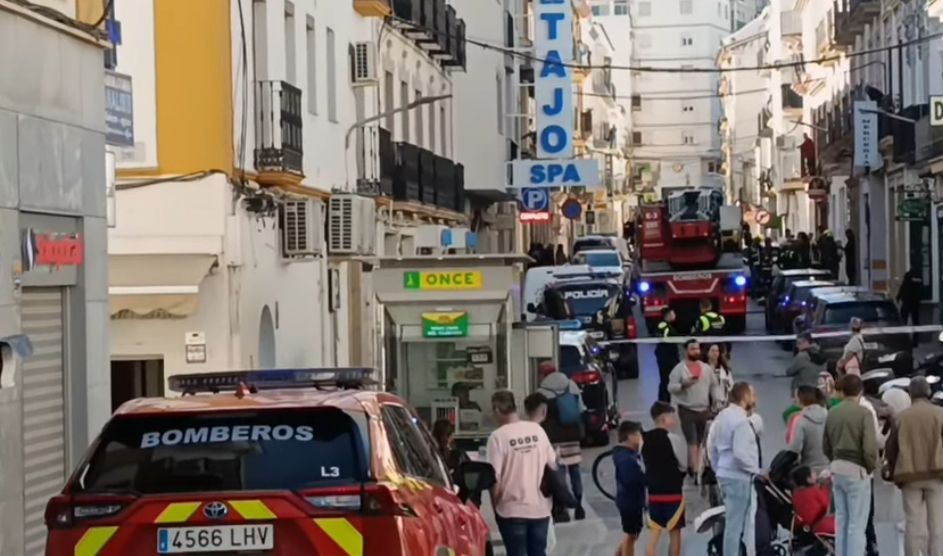 Calle Cruz Verde, en Ronda, este pasado jueves, con los bomberos interviniendo al fondo por el incendio mortal que ha costado la vida a un hombre.