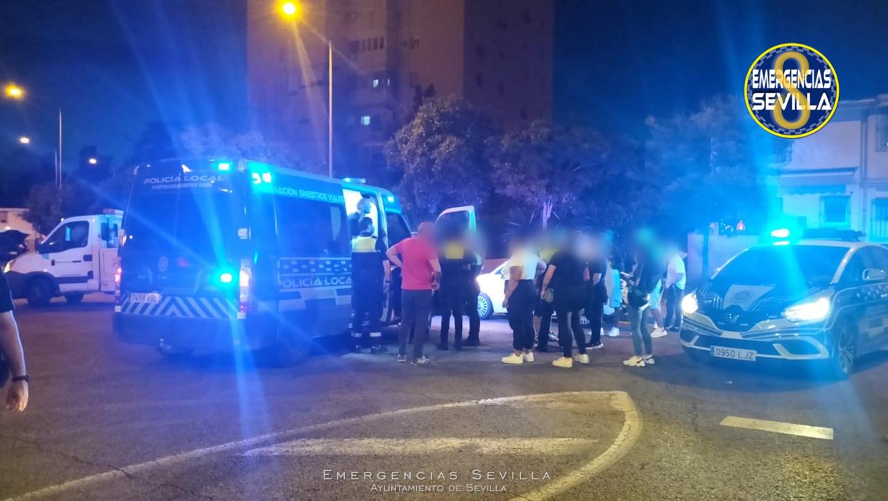 Un conductor ebrio causa daños a cuatro vehículos estacionados en Sevilla.