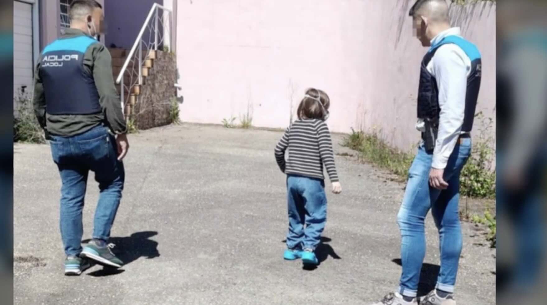 Uno de los niños rescatados de la 'casa de los horrores' de Oviedo, en una imagen de la Policía difundida por 'Telecinco'.
