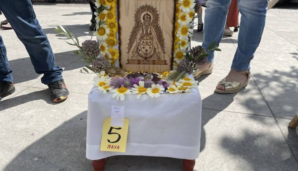 Maya con la imagen de la patrona de la ciudad, la Virgen de Gracia