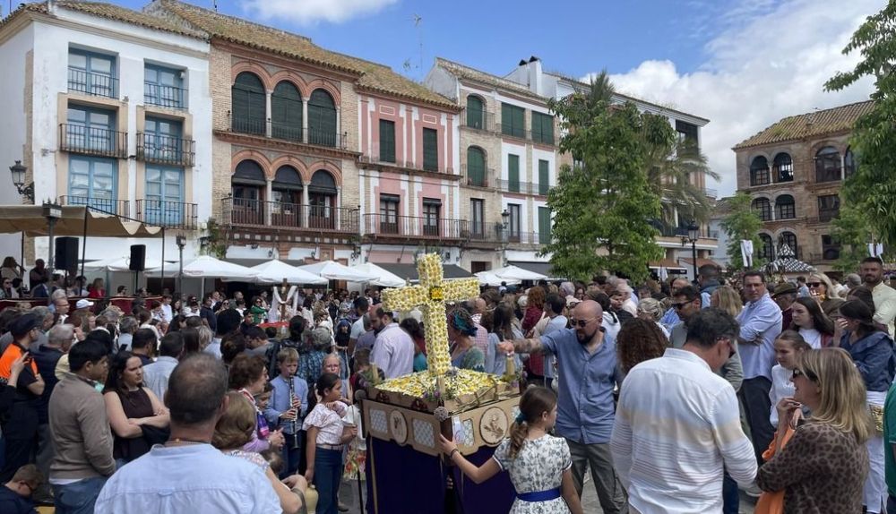 Algunas de las cruces de mayo llevan hasta banda de música