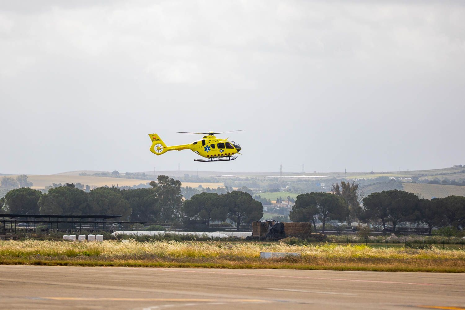 Un helicóptero médico se desplazó hasta el lugar del siniestro, pero los servicios sanitarios no pudieron hacer nada por salvar la vida del hombre.