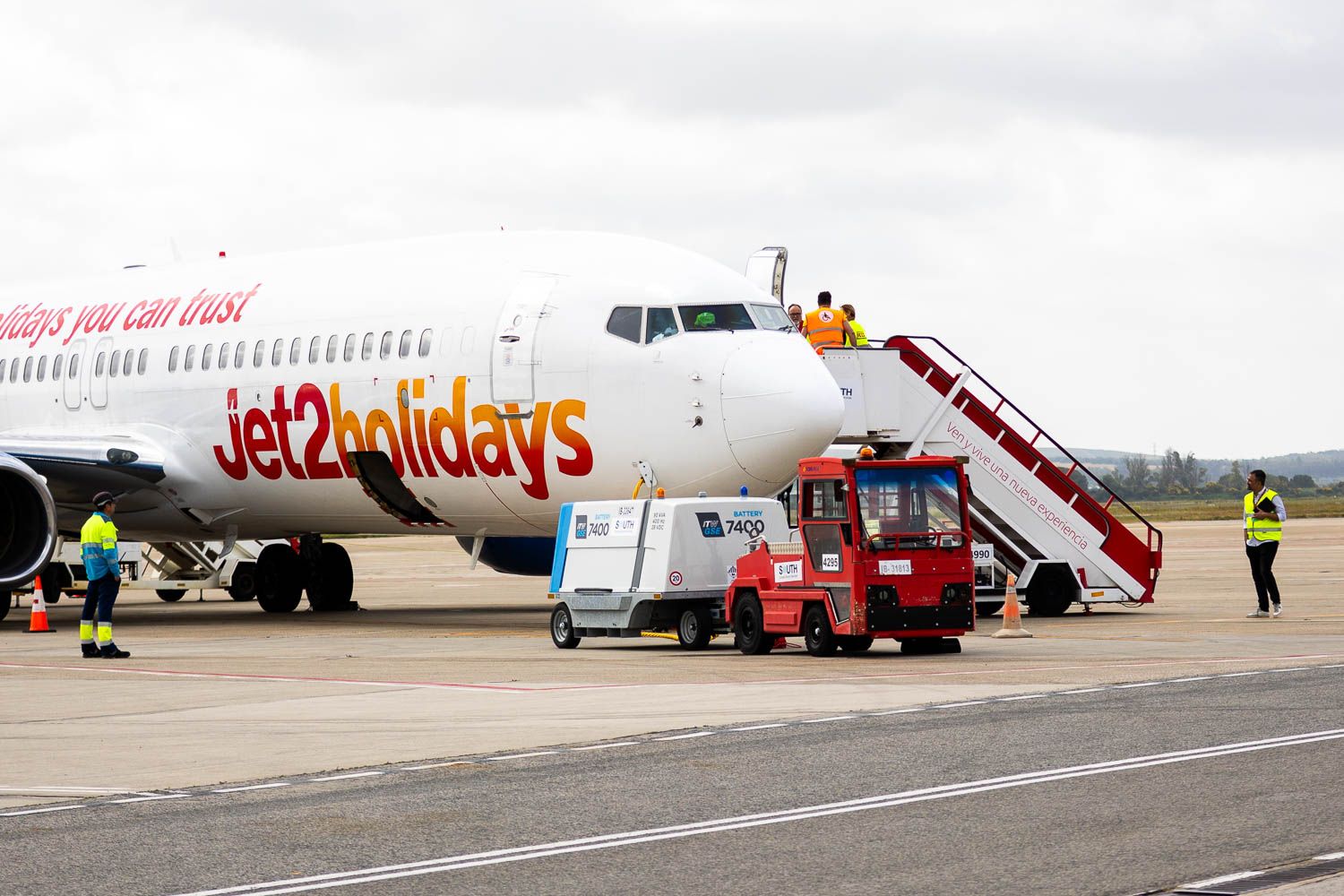 Avión en la zona de descarga del Aeropuerto de Jerez. 