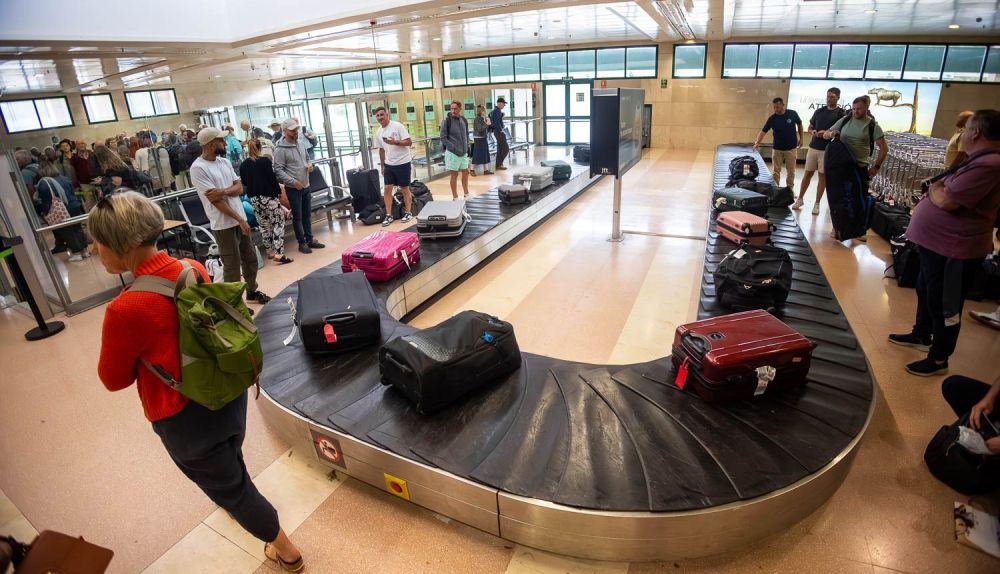 Pasajeros retirando sus equipajes en el Aeropuerto de Jerez. 