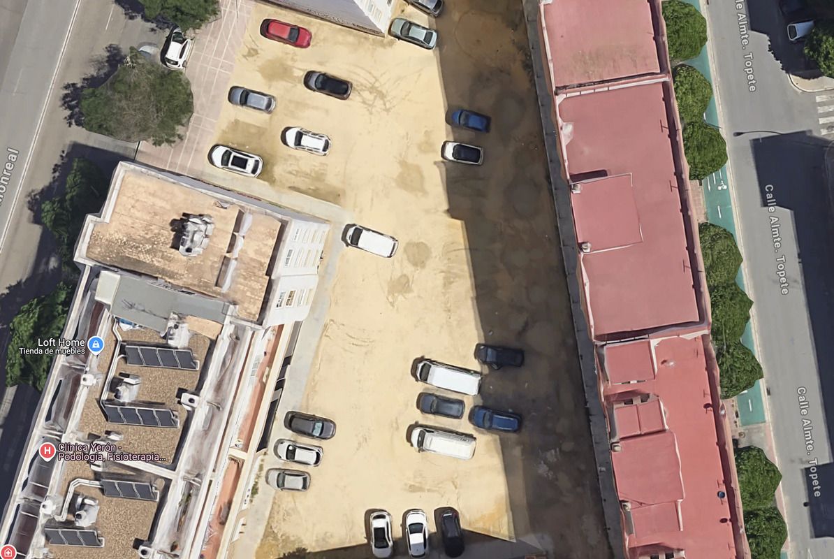 La bolsa de aparcamiento irregular entre Almirante Topete y Bueno Monreal