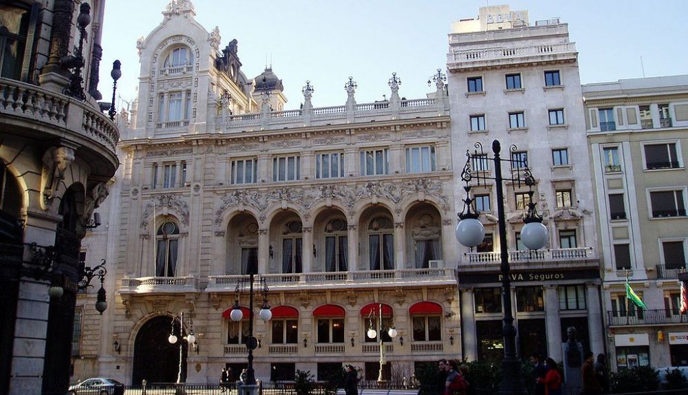 (3) Fachada del Casino de Madrid donde trabajó en 1905 junto con otros arquitectos bajo la dirección del arquitecto López Sallaberry